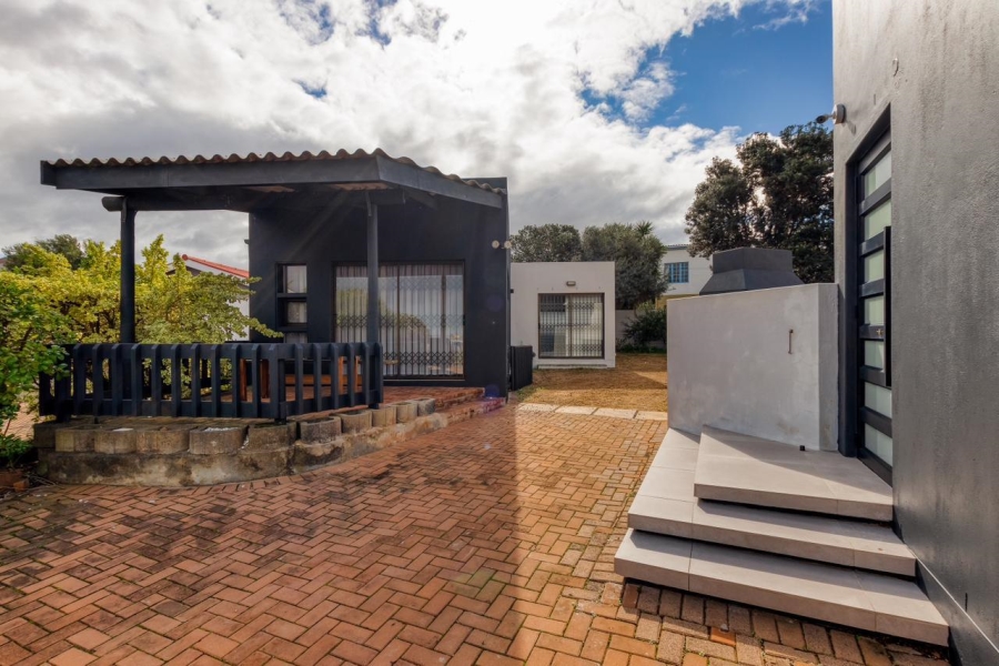 5 Bedroom Property for Sale in Sandbaai Western Cape